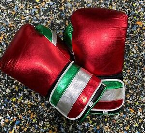 Guantes de Boxeo Profesionales Hechos a Medida de Cuero Vacuno Genuino en Tono Verde Perla Metálico Rojo, con Cierre de Cordones - Product Image 3