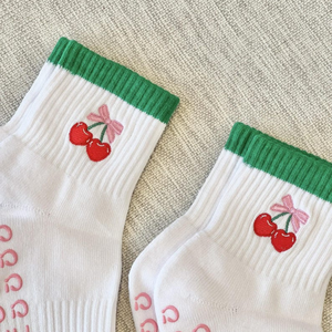 Calcetines de Algodón Antideslizantes Personalizados ODM con Puño con Volantes, Diseño de Agarre para Pilates con Logotipo Bordado, para Uso Diario en Otoño - Product Image 4