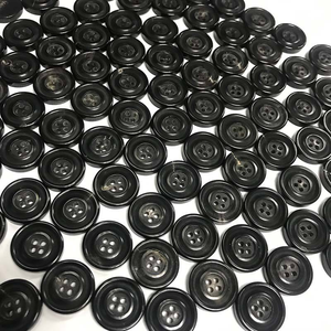 Botones Ecológicos de Cuerno de Búfalo Negro Natural de 4 Agujeros con Reverso Plano Personalizados para Chaquetas y Ropa - Product Image 3