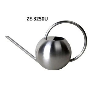 Arrosoir décoratif de luxe à longue portée, accessoire d'intérieur moderne et élégant, arrosoir en métal pour usage intérieur, fait main - Product Image 1