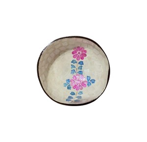 Moderna tazón de coco con incrustaciones de nácar, arte costero, tazón sostenible hecho a mano, plato para servir para el estilo de vida en el hogar. - Product Image 4