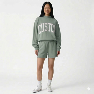 Ensemble col roulé et short pour femme, inspiré de la tenue d'aéroport, offrant un look confortable et élégant, prêt pour les voyages - Product Image 1