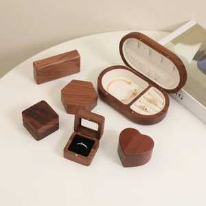 Caja de Anillo Individual de Madera de Nogal Vintage con Tapa Magnética, Esquinas Redondeadas, Estuche para Anillo de Compromiso, Caja de Exhibición de Joyería para Propuesta de Matrimonio - Product Image 4