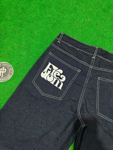 Shorts en jean personnalisés avec logo brodé sur la poche arrière, style Y2K, bleu classique, pour hommes, coupe ample, denim selvedge, style hip-hop. - Product Image 5