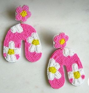 Pendientes colgantes de flores rosas con cuentas bordadas a mano, joyería linda para fiesta para mujer, pendientes llamativos hechos a mano de resina acrílica - Product Image 1