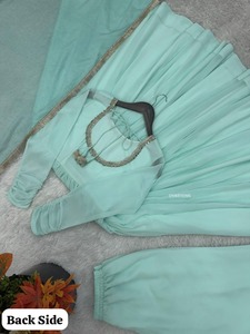 Ensemble de robe de soirée et de dupatta, avec dentelle de créateur lourde et complexe sur le col – Modèle avant et arrière, idéal pour les fêtes - Product Image 6