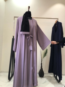 Robe longue modeste musulmane faite à la main, en polyester léger et respirant, avec col en V, ornée de perles et de sequins, idéale pour l'Aïd. - Product Image 6