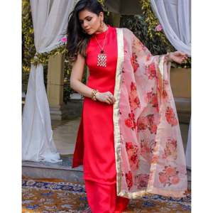 Conjunto de Traje Rojo Cereza con Cuello Halter en Satén Disponible en Talla XS - Product Image 1