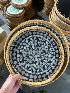 Plateau de table décoratif de Noël en rotin écologique tressé naturellement avec incrustation de nacre pour hôtels et restaurants - Vente en gros - Product Image 2