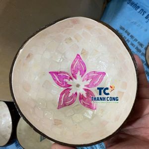 ชามมะพร้าวลายดอกไม้สีม่วงแบบเป็นมิตรต่อสิ่งแวดล้อม ชามสลัดไม้สำหรับครัวแบบยั่งยืน ผลิตในเวียดนาม - Product Image 1
