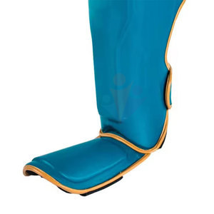 Protège-tibias en cuir pour Muay Thai, avec logo personnalisé, fabrication pakistanaise, couleurs personnalisées, respectueux de l'environnement - Product Image 3