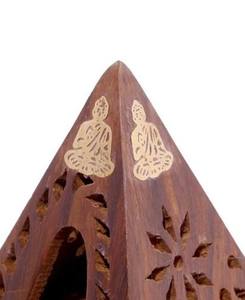 Quemador de Incienso Piramidal de Madera Hecho a Mano al por Mayor con Incrustaciones de Latón de Buda, Soporte para Conos de Madera Sheesham, Pirámide Tallada Floral, Mabkha - Product Image 6