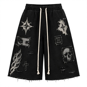 Shorts de survêtement noirs déchirés style punk pour homme, coupe large avec patchs tête de mort et croix, logo frontal, 100% coton, taille élastique unie avec cordon de serrage - Product Image 1