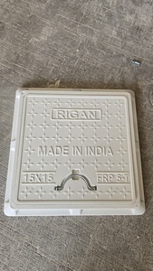 Couvercle de manhole carré noir 24x24 en PRV (Plastique Renforcé de Fibres) avec armature en acier et grille en fer, protection UV, écologique et étanche - Product Image 3