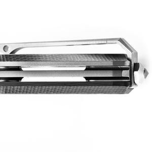 Navajas Plegables con Mango de Fibra de Carbono Negra y Hoja de Acero Plateado, Clip de Bolsillo, Diseño de Apertura Manual para Uso en Exteriores - Product Image 6