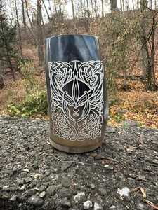 Jarra de Cuerno Vikinga Hecha a Mano – Jarra de Cerveza de Cuerno de Búfalo con Grabado Romántico – Decoración Rústica para Bar en Casa, Decoración para Cuarto de Hombre, Personalizable - Product Image 4