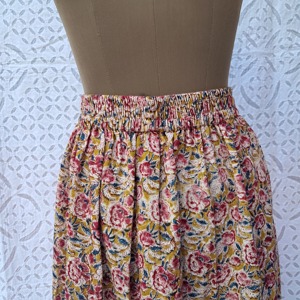 Jupe mi-longue en coton à imprimé floral rose pour femme, froncée, taille élastique smockée, patte de boutonnage, couleur crème moutarde, style bohème - Product Image 3