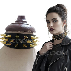 Gargantilla Punk Negra de Piel Sintética con Triple Hilera de Púas Doradas - Product Image 2