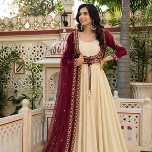 Elegante Salwar Kameez de Tres Piezas, Hermoso Koti Dupatta, Crepé Natural Puro con Bordado de Lentejuelas, Largo hasta el Suelo, Corte Regular - Product Image 4