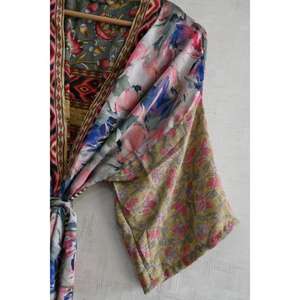 Exclusivo Kimono de Lujo con Parches de Seda para Mujer, Largo Vestido de Noche Estilo Boho de Diseñador - Product Image 4