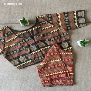 Colección de Blusas de Algodón Ajrakh de Buena Calidad con Estampado a Mano, Manga hasta el Codo y Corte Princesa, Proveedor Mundial - Product Image 1