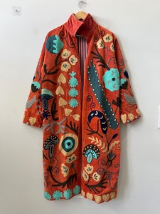 Robe veste en velours chaud richement texturé, brodée Suzani, style bohème, manteau ouzbek, vêtement floral tendance, cadeau pour elle - Product Image 1