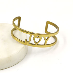 กำไลข้อมือทองเหลืองทำมือ JOY - กำไลเปิดสีทองพร้อมรูปหัวใจ - ของขวัญเครื่องประดับมินิมอลสำหรับผู้หญิง - สายปรับขนาดได้ - Product Image 5