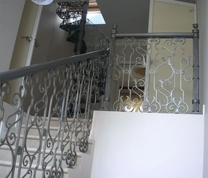 Rampe d'escalier murale traditionnelle en fer forgé ; résistante à la rouille, facile à assembler, avec un élégant motif festonné. - Product Image 2