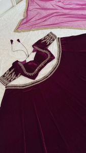 Conjunto de Lehenga Choli de Terciopelo Morado con Blusa Bordada y Dupatta de Tela de Red para Mujer, Ideal para Bodas y Fiestas - Product Image 4