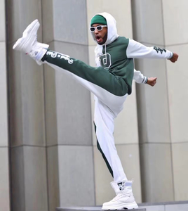 ชุดลำลองผู้ชายลายโลโก้แบบกำหนดเอง เสื้อยืดและกางเกงขายาว 2 ชิ้น ผ้าฝ้าย 100% คุณภาพสูง ระบายอากาศได้ดี เหมาะสำหรับฤดูร้อน - Product Image 2