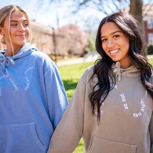 Sweat-shirts personnalisés avec lettres grecques pour la sororité Chi |   Vêtements Omega Tackle Twill en coton doux imprimé et brodé pour les étudiantes - Product Image 3