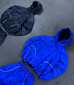 Ensemble coupe-vent 2 pièces streetwear haut de gamme : veste zippée oversize et pantalon baggy, avec logo personnalisé et éléments réfléchissants - Product Image 4
