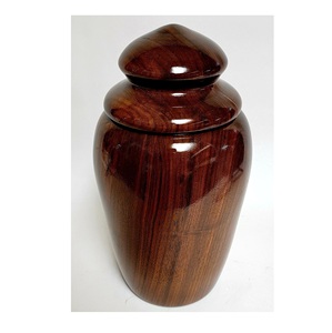 Urna Funeraria de Madera Grandmaster para Cenizas, con Cierre Decorativo Seguro y una Rica Belleza de Madera en su Interior - Product Image 1