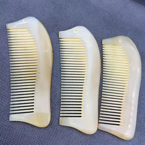 Peine para el Cabello Hecho a Mano 100% Ecológico de la Mejor Calidad, de Cuerno Negro de Búfalo, Diseño Moderno, Alisador de Cabello de Dientes Anchos, Natural - Product Image 1