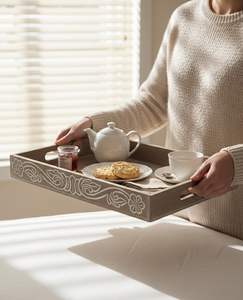 Plateau de service en bois blanc peint à la main pour table à manger, petit-déjeuner, café, desserts – Organisateur de cadeaux disponible - Product Image 1