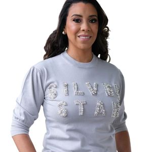 AKA เสื้อสเวตเตอร์แขนสั้นซิลเวอร์สตาร์สำหรับผู้หญิง เสื้อถักปักตัวอักษร พรีเมี่ยม ลำลอง มีสไตล์ - Product Image 1