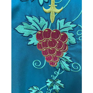 Chasuble Gothique Brodée sur Mesure avec Motifs Entrelacés de Croix et de Grappes de Raisins, Collection 2026 - Product Image 3