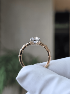 Bague de fiançailles solitaire classique en diamant de laboratoire rond 1,00 carat, avec bande en or à motif flèche, sertie à griffes, élégante, bijoux fins de mariée - Product Image 3