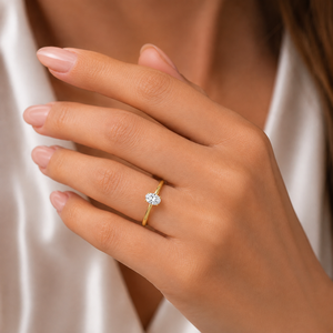 Anillo Solitario Ovalado de Diamantes en Oro Amarillo de 18K - Product Image 3