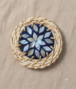 Sous-verre rond en rotin et nacre, tressé à la main, tapis de table floral pour la maison et les restaurants - Product Image 3