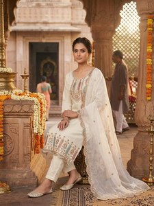 Lanzamiento del nuevo conjunto de ropa de fiesta de diseñador, con top y pantalón de algodón grueso con bordados y dupatta. - Product Image 2