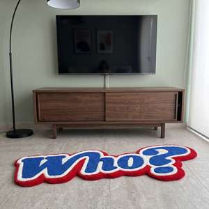 Alfombra Antideslizante de Lana Hecha a Mano con Tipografía Única, Diseño de Letras de Pregunta en Azul y Rojo para Decoración de Sala de Estar y Dormitorio - Product Image 1