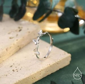 แหวนผีเสื้อเต้นรำทำจากเงินสเตอร์ลิง ปรับขนาดได้ แหวนผีเสื้อเรียบหรู แหวนที่ได้แรงบันดาลใจจากธรรมชาติ - Product Image 2