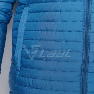 Veste matelassée pour homme au design moderne, en tissu doux et isolant, idéale pour le style urbain, confortable et élégante. - Product Image 5