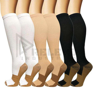 Chaussettes de compression personnalisées Relevo en coton pour hommes, chaussettes de sport respirantes, douces et hautement élastiques - Product Image 6