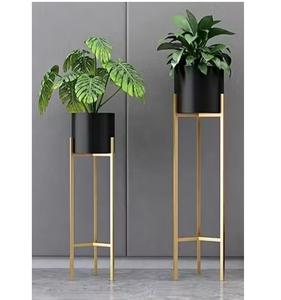 Soporte Triangular Metálico para Macetas, Superventas, con Maceta Negra, Diseño Artesanal Resistente para Macetas Pesadas y Decoración Elegante para el Hogar - Product Image 1