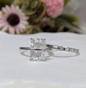 Anillo de Compromiso Lurba Jewels con Moissanita de Corte Radiante de 4.90 Ct, Halo Oculto y Piedras Laterales Baguette, Oro Blanco de 14K, con Bolsa de Regalo - Product Image 1