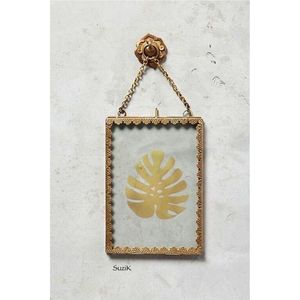 Marco de Fotos Colgante de Latón Dorado Hecho a Mano, Elegante Marco Flotante de Cristal para Números de Mesa de Boda y Marco de Pared para Herbario Prensado - Product Image 4