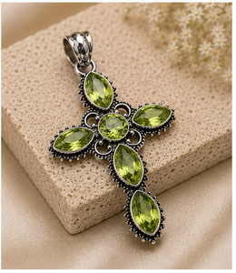 Colgante de Cruz de Peridoto Natural, Collar de Cruz de Plata Esterlina, Joyería de Peridoto con Corte Marquesa, Cruz de Gema Verde, Nacimientos de Agosto - Product Image 1
