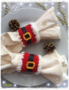Anneau de serviette de Noël festif en crochet motif ceinture du Père Noël, rouge et noir, avec boucle, fait main, pour décoration de table de fêtes, élégant accessoire de Noël - Product Image 4